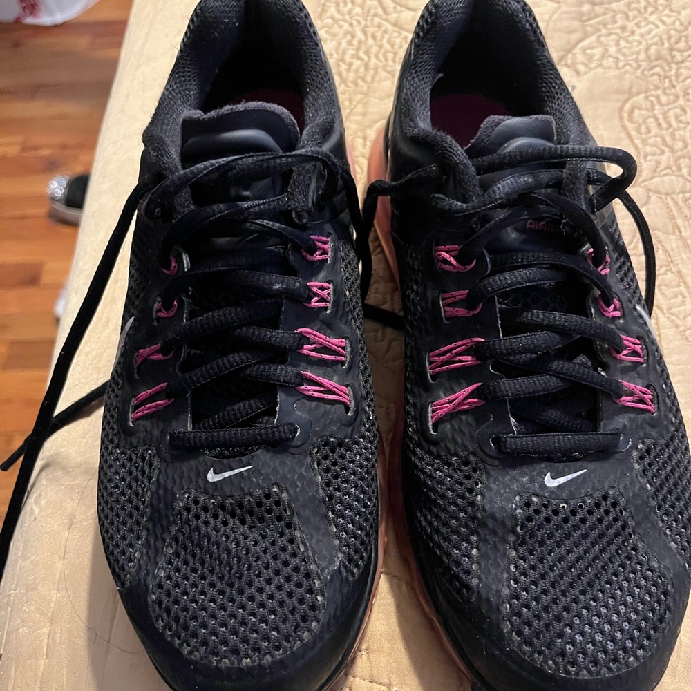 Nike Women's Black and Pink Running Shoes